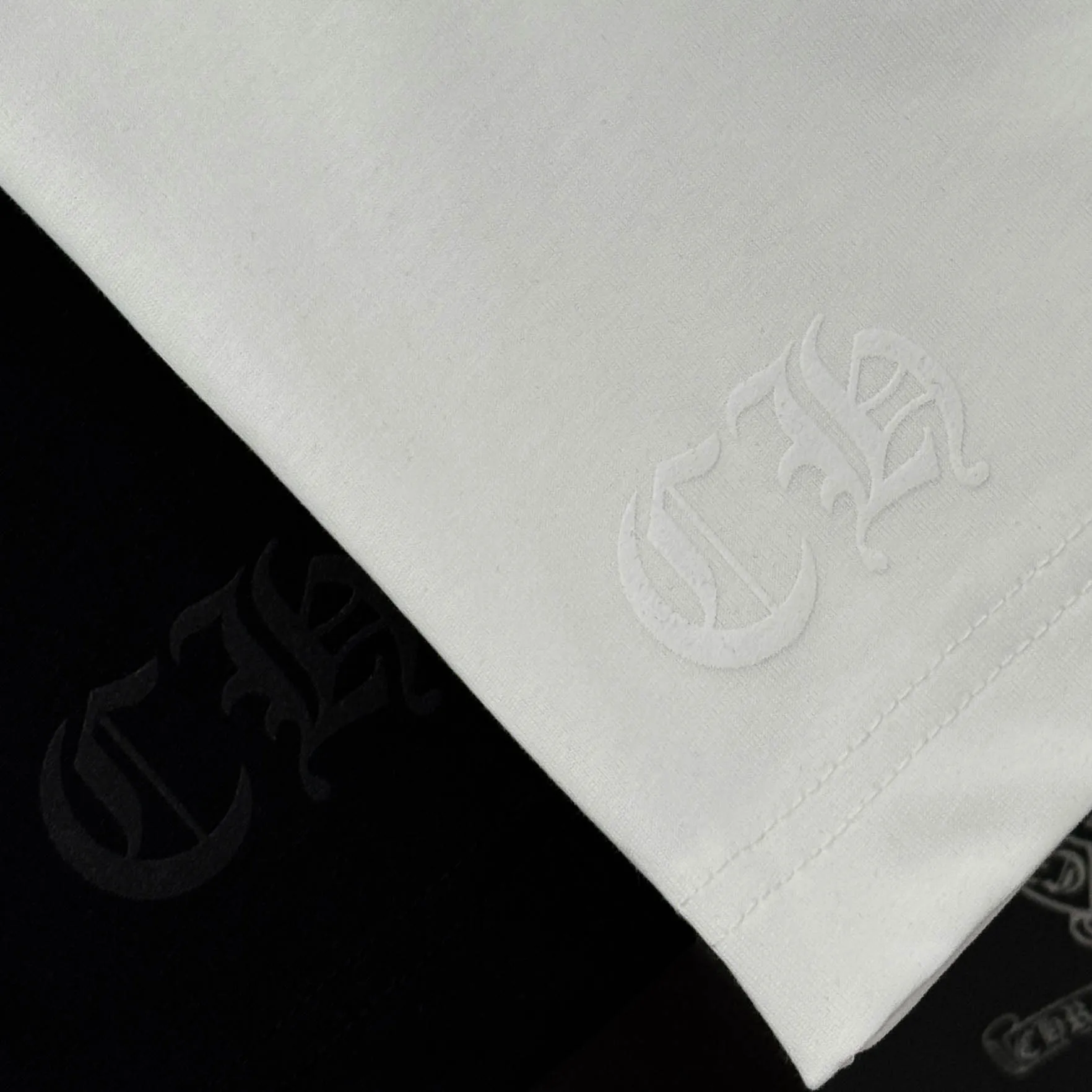 P170 🔥🔥🔥Chrome Hearts 25 high versions. The fabric is made of 300 grams of high-density pure cotton. It does not deform or shrink. It has three labels. It is the same style for men and women. Technology: Digital printing. Color: White. Black. SIZE: S-XL.